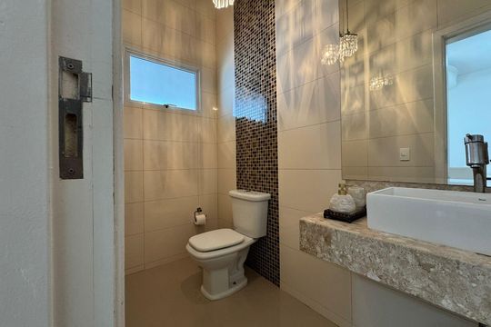Banheiro de casa à venda com 3 quartos, 185m² em Horto Santo Antonio, Jundiaí
