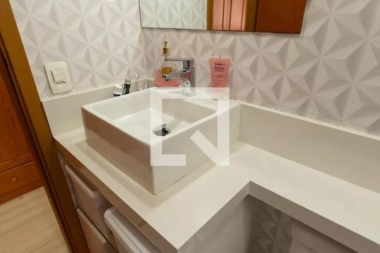 Banheiro de apartamento para alugar com 2 quartos, 62m² em Alphaville Empresarial, Barueri