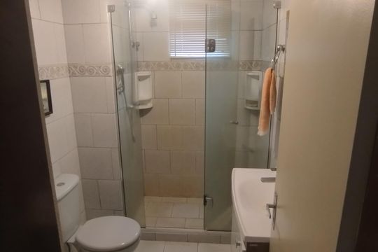Banheiro de apartamento à venda com 2 quartos, 130m² em Medianeira, Porto Alegre