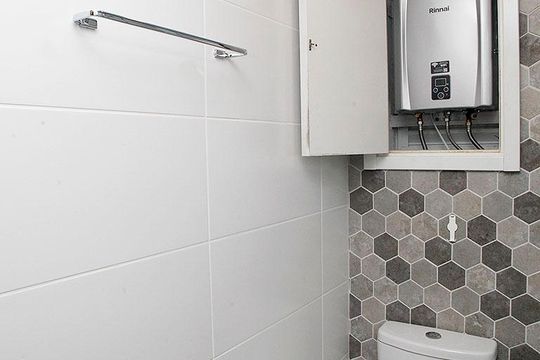 Banheiro de kitnet/studio para alugar com 1 quarto, 46m² em Cidade Baixa, Porto Alegre