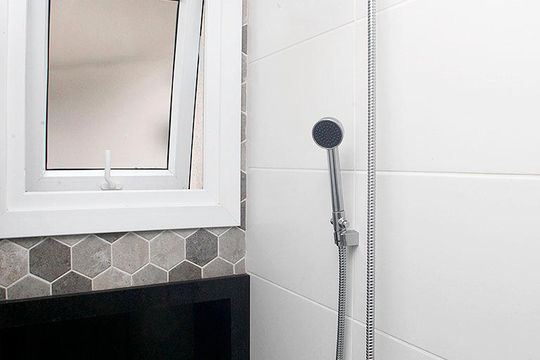 Banheiro de kitnet/studio para alugar com 1 quarto, 46m² em Cidade Baixa, Porto Alegre