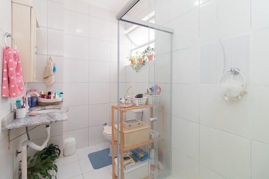 Banheiro de apartamento à venda com 3 quartos, 75m² em Azenha, Porto Alegre