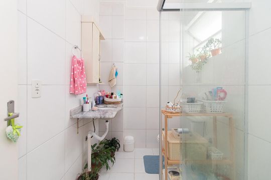 Banheiro de apartamento à venda com 3 quartos, 75m² em Azenha, Porto Alegre
