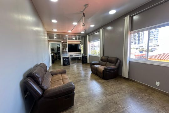 Sala de TV de casa à venda com 4 quartos, 277m² em Nova Aldeinha, Barueri