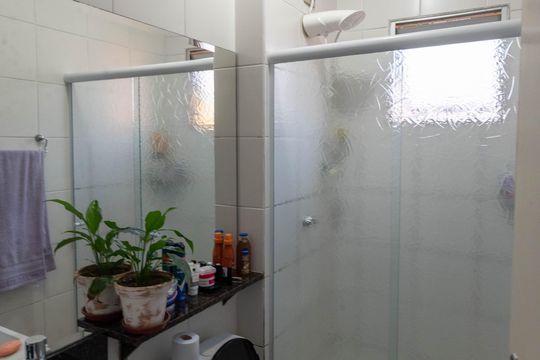 Banheiro de apartamento à venda com 2 quartos, 47m² em Loteamento Parque Centenario, Campinas