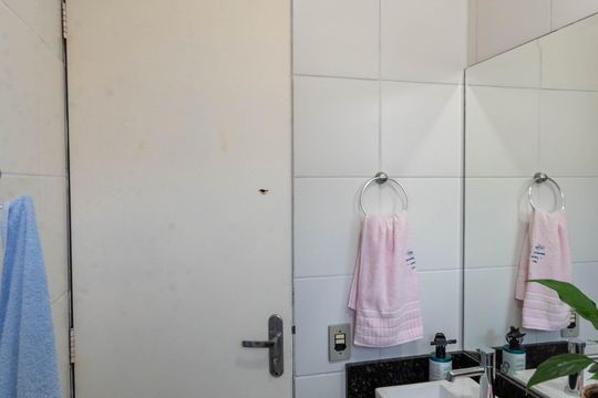 Banheiro de apartamento à venda com 2 quartos, 47m² em Loteamento Parque Centenario, Campinas