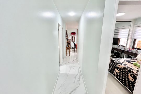 Corredor de apartamento à venda com 3 quartos, 120m² em Santa Teresinha, São Paulo