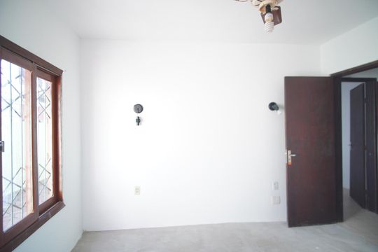 Quarto 2 de casa à venda com 2 quartos, 140m² em Chácara das Pedras, Porto Alegre