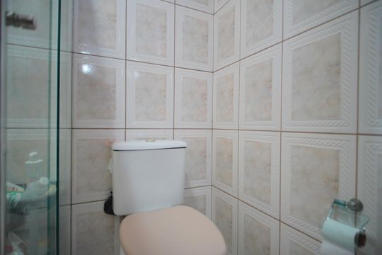 Banheiro da Suíte de casa à venda com 3 quartos, 150m² em Jardim Itu, Porto Alegre