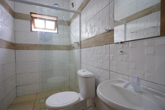 Banheiro de kitnet/studio para alugar com 1 quarto, 25m² em Rio Tavares, Florianópolis