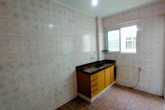 Cozinha de apartamento para alugar com 2 quartos, 56m² em Guilhermina, Praia Grande