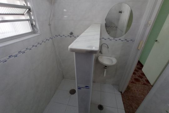 Banheiro de apartamento para alugar com 2 quartos, 56m² em Guilhermina, Praia Grande