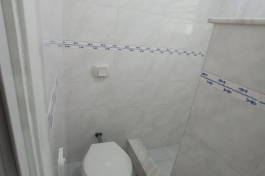 Banheiro de apartamento para alugar com 2 quartos, 56m² em Guilhermina, Praia Grande