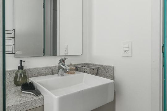 Banheiro de kitnet/studio à venda com 0 quarto, 27m² em Boa Vista, Porto Alegre