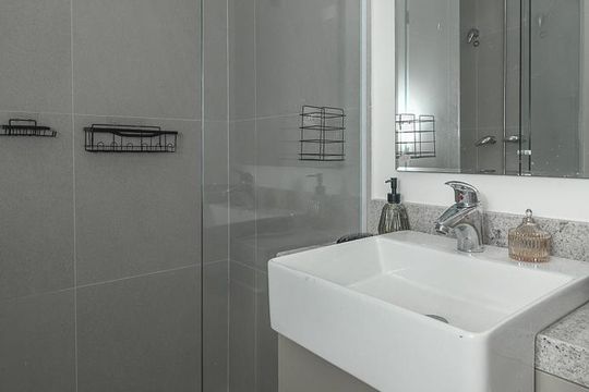 Banheiro de kitnet/studio à venda com 0 quarto, 27m² em Boa Vista, Porto Alegre
