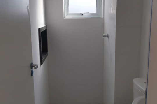 Banheiro de apartamento à venda com 1 quarto, 52m² em Santa Terezinha, Santo André