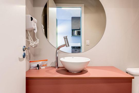 Banheiro de apartamento à venda com 1 quarto, 25m² em Centro Histórico, Porto Alegre