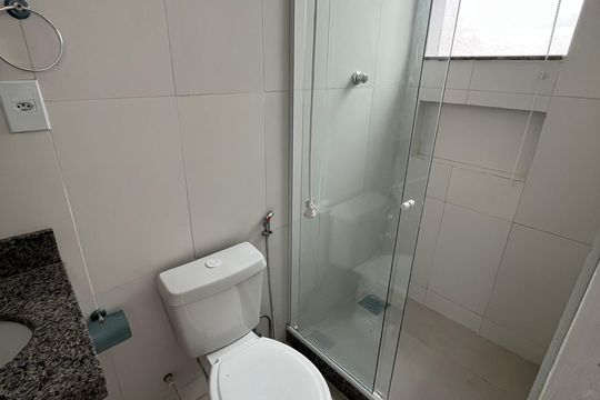 Banheiro de kitnet/studio para alugar com 1 quarto, 24m² em Cacuia, Rio de Janeiro
