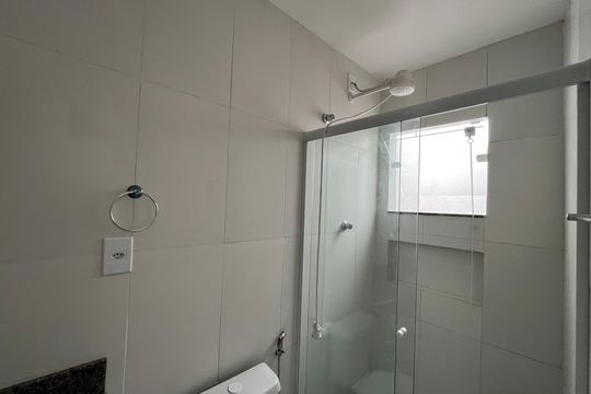 Banheiro de kitnet/studio para alugar com 1 quarto, 24m² em Cacuia, Rio de Janeiro