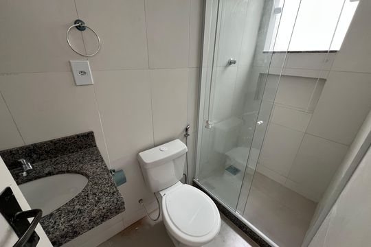 Banheiro de kitnet/studio para alugar com 1 quarto, 24m² em Cacuia, Rio de Janeiro