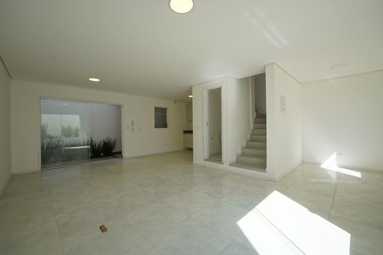 Sala de casa de condomínio para alugar com 3 quartos, 115m² em Vila Monumento, São Paulo