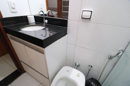 Banheiro do Quarto 2 de apartamento para alugar com 2 quartos, 80m² em Santa Mônica, Uberlândia