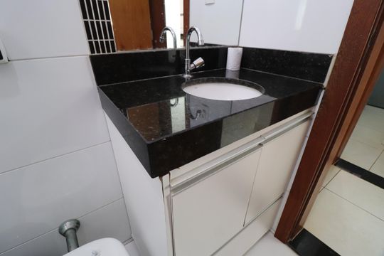 Banheiro Social de apartamento para alugar com 2 quartos, 80m² em Santa Mônica, Uberlândia