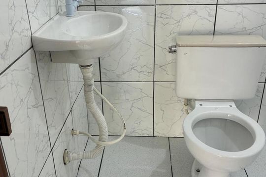 Banheiro de kitnet/studio para alugar com 1 quarto, 20m² em Jardim Maia, São Paulo