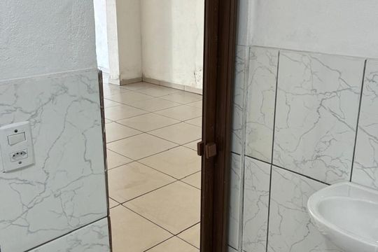 Banheiro de kitnet/studio para alugar com 1 quarto, 20m² em Jardim Maia, São Paulo