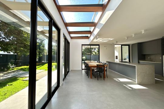 Sala  de casa para alugar com 8 quartos, 780m² em Campeche Leste, Florianópolis