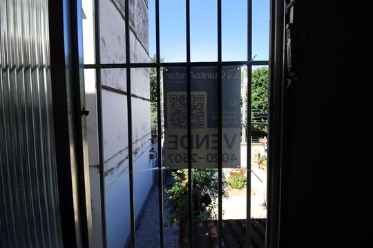 Placa de apartamento à venda com 2 quartos, 55m² em Olaria, Rio de Janeiro