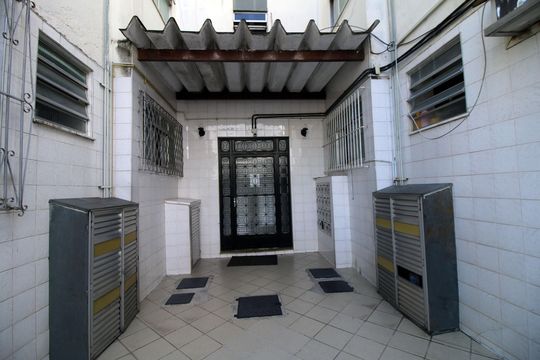 Fachada e portaria de apartamento à venda com 2 quartos, 55m² em Olaria, Rio de Janeiro