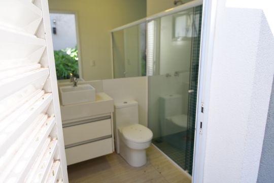Banheiro de serviço de casa de condomínio para alugar com 3 quartos, 310m² em Residencial Parque dos Alecrins, Campinas