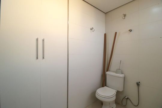 Banheiro de serviço de apartamento para alugar com 4 quartos, 134m² em Nossa Senhora Aparecida, Uberlândia