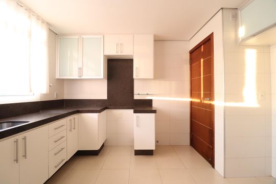 Cozinha de apartamento para alugar com 4 quartos, 134m² em Nossa Senhora Aparecida, Uberlândia