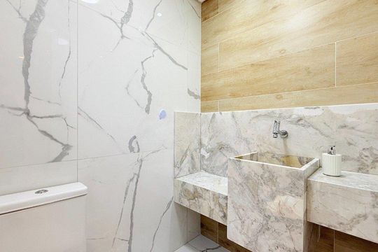 Banheiro 2 de apartamento para alugar com 3 quartos, 97m² em Passo d’Areia, Porto Alegre