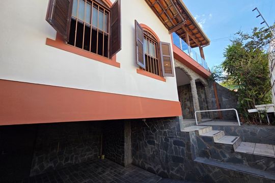 Fachada de casa para alugar com 3 quartos, 222m² em Dom Cabral, Belo Horizonte