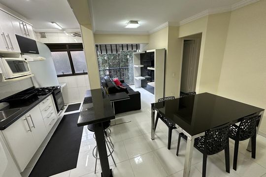 Cozinha de apartamento à venda com 2 quartos, 56m² em Itaim Bibi, São Paulo