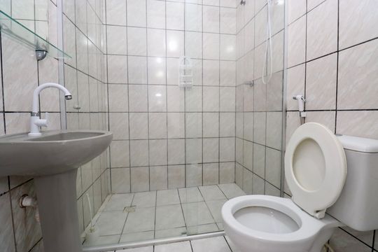 Banheiro de kitnet/studio para alugar com 1 quarto, 21m² em Patamares, Salvador