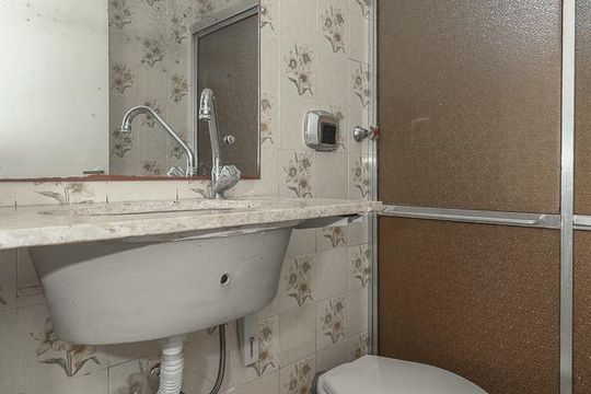 Banheiro de apartamento à venda com 1 quarto, 36m² em Vila Jardim, Porto Alegre