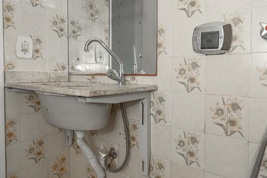 Banheiro de apartamento à venda com 1 quarto, 36m² em Vila Jardim, Porto Alegre
