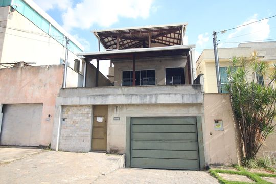 Fachada de casa à venda com 3 quartos, 305m² em Jardim Riacho das Pedras, Contagem