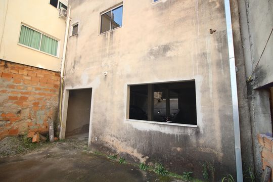 Quintal de casa à venda com 3 quartos, 305m² em Jardim Riacho das Pedras, Contagem