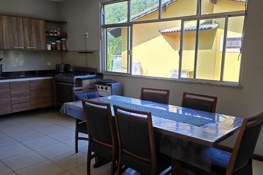 Cozinha de casa de condomínio à venda com 5 quartos, 507m² em Jacarepaguá, Rio de Janeiro