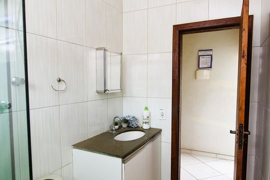 Banheiro 2 de casa à venda com 2 quartos, 120m² em Calafate, Belo Horizonte