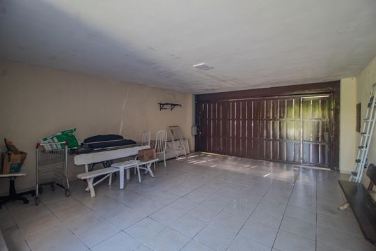 Garagem de casa de condomínio para alugar com 6 quartos, 440m² em Jardim Botânico, Porto Alegre