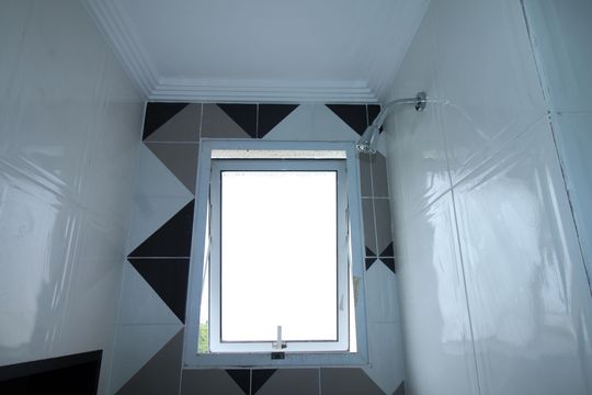 Banheiro de apartamento para alugar com 2 quartos, 44m² em Vila da Penha, Rio de Janeiro