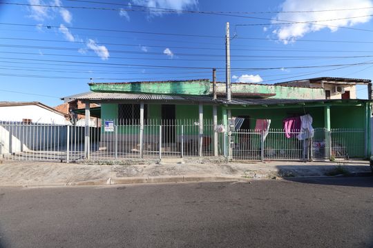 Fachada de casa à venda com 5 quartos, 90m² em Estância Velha, Canoas
