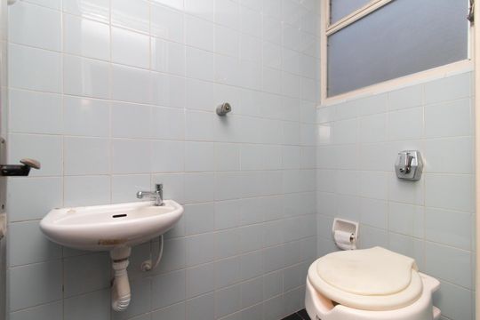 Banheiro de serviço de apartamento para alugar com 3 quartos, 195m² em Menino Deus, Porto Alegre