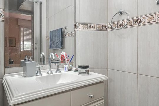 Banheiro de apartamento à venda com 1 quarto, 45m² em Vila Ipiranga, Porto Alegre